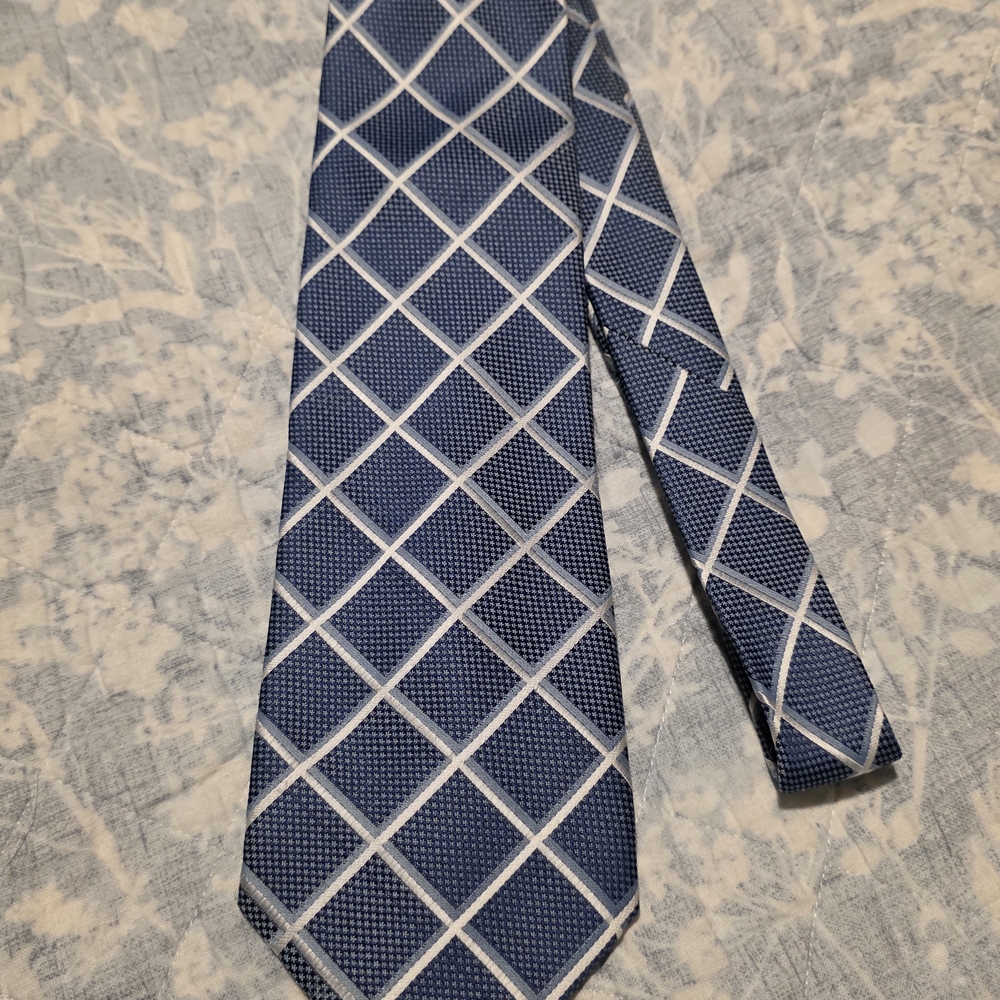 Elegant Navy and White Grid Pattern Tie